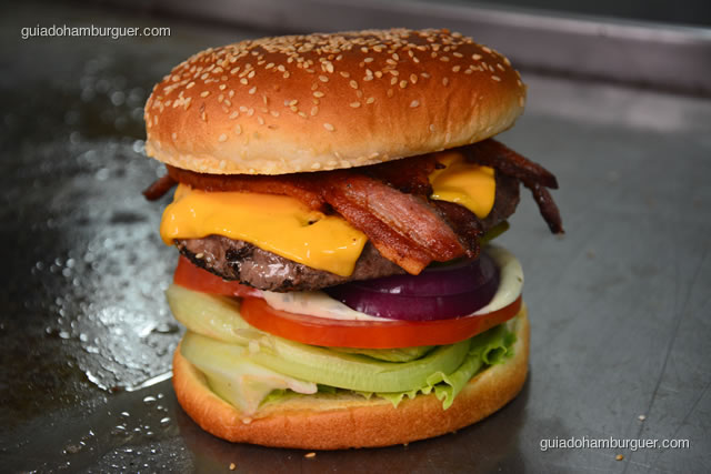Monstro Burguer pronto para ser servido - Big X Picanha