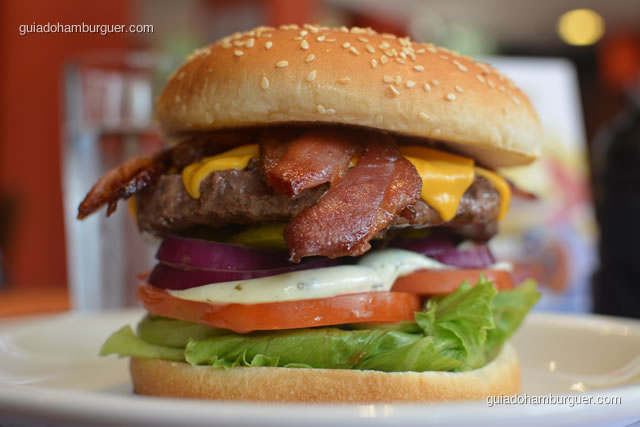 Monstro Burguer: hambúrguer de 225g de picaha, alface, tomate, maionese temperada, cebola roxa, picles, cheddar e bacon - Big X Picanha