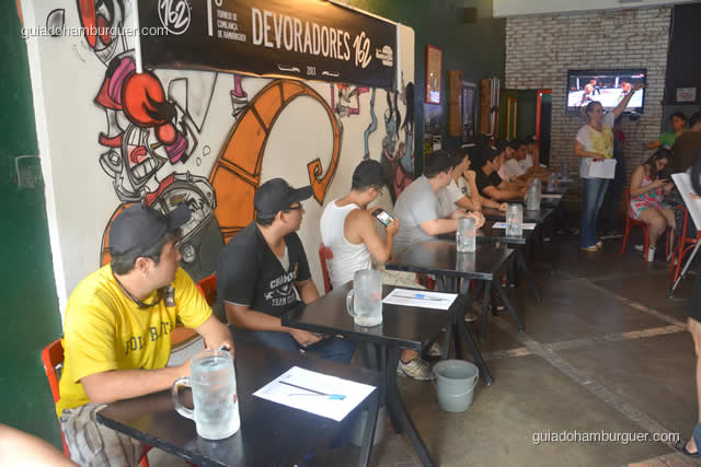 Competidores posicionados e ouvindo as instruções - Torneio Devoradores 162
