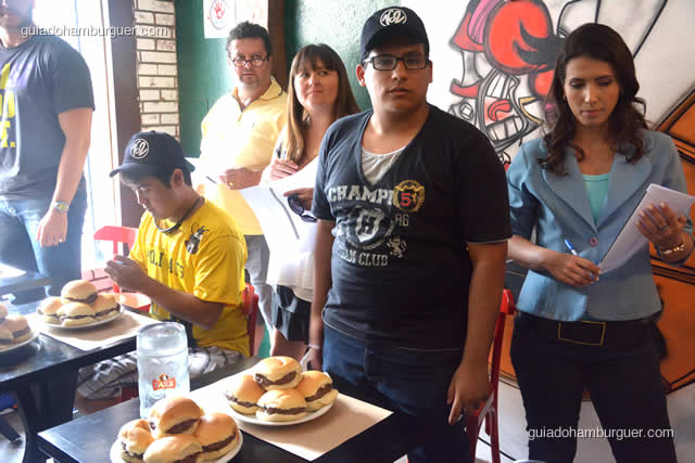 Tentando disfarçar a tensão - Torneio Devoradores 162