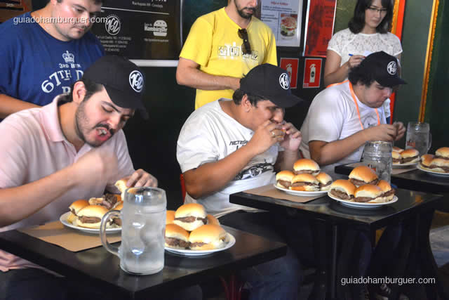Competidores comendo e jurados apenas observando atrás - Torneio Devoradores 162