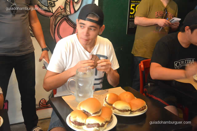 Alguns optaram em comer por partes, primeiro a carne e depois o pão sozinho - Torneio Devoradores 162