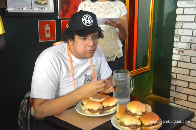 Esse competidor parece cansado e é só o primeiro hambúrguer - Torneio Devoradores 162