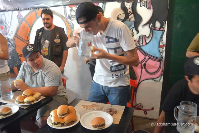 A coisa está ficando séria, sumiram 4 hambúrgueres deste prato - Torneio Devoradores 162