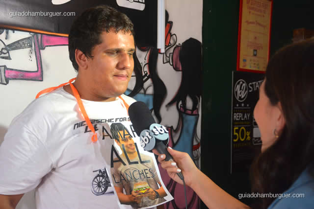 Jonas Marques dando sua última entrevista para o SBT antes de ir para casa com seus R$ 500,00 e o grande prêmio do evento - Torneio Devoradores 162