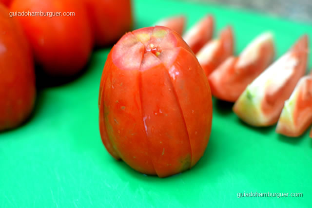 Corte os tomates em 8 pedaços