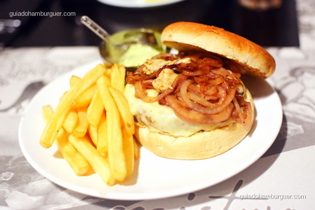 Orion Burguer servido com batatas fritas e maionese mistura verde - Mistura Mattarazzo