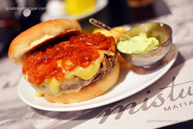 Super Burguer enorme sobre o pão - Mistura Mattarazzo
