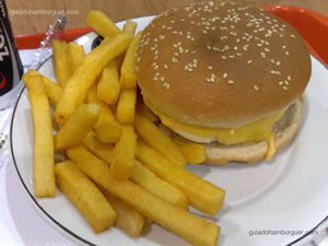 Rocka 5 Queijos de 200g: hambúrguer grelhado, coberto com mussarela, queijo prato, catupiry, cheddar e parmesão