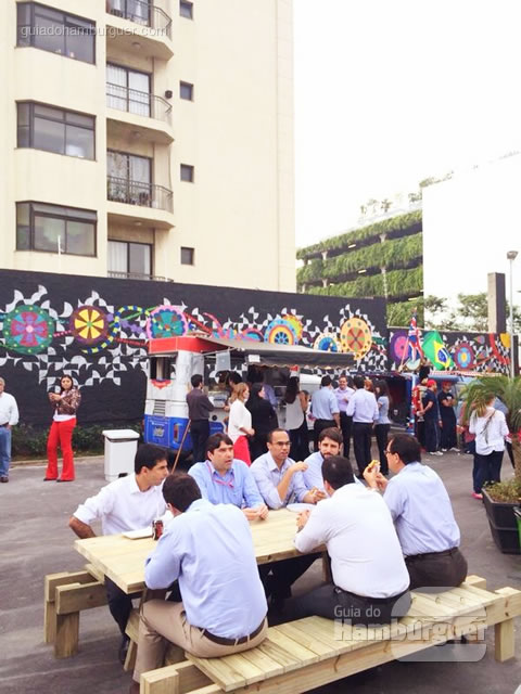 As mesas são um conforto à parte, dá para comer sentado - Butantan Food Park