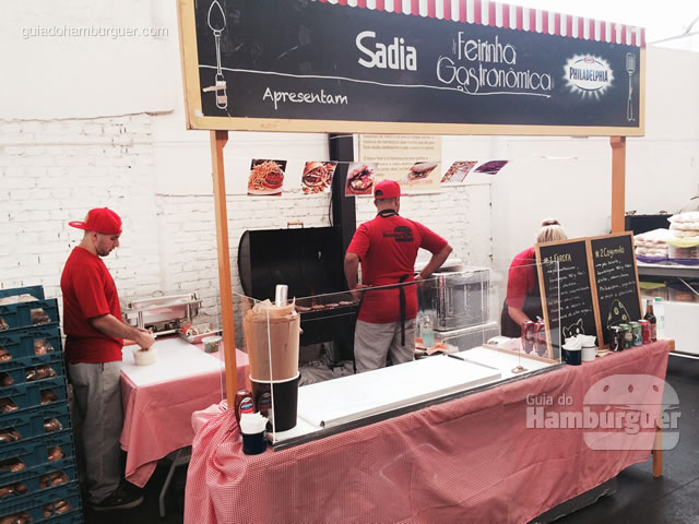 Nossa barraca de montagem dos hambúrgueres - Butantan Food Park