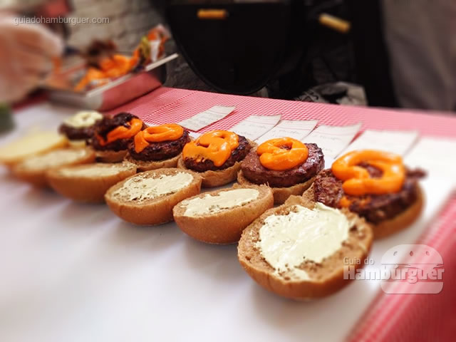 Produção em série, muitos Farofas saindo... - Butantan Food Park
