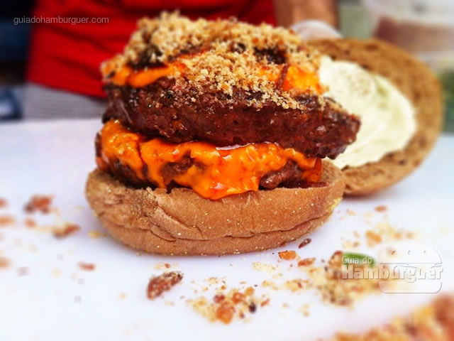Pediu a gente faz: Farofa com duplo burger, monstro! - Butantan Food Park