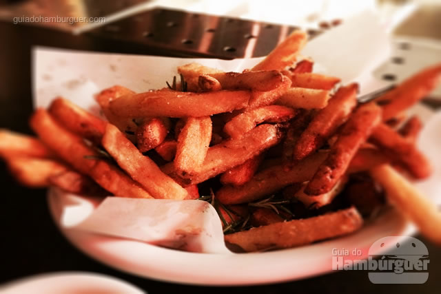 Z Deli Fries com alecrim e páprica - Z Dei Sandwich Shop
