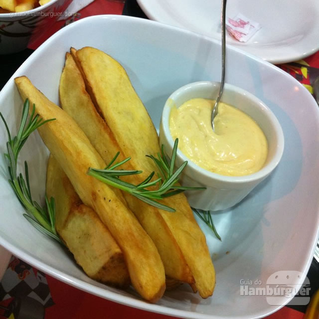 Porção batata rústica com maionese da casa - Santana Burguers