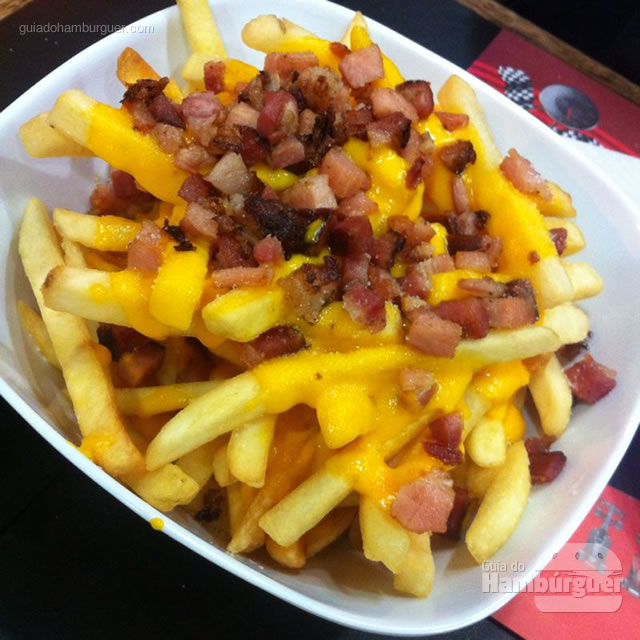 Batatas palito com cheddar e bacon - Santana Burguers