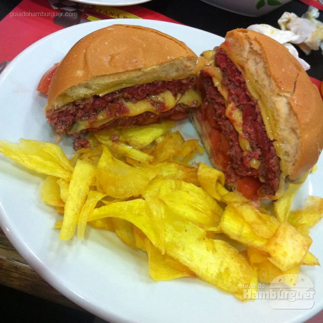 Scania, dois hambúrgueres de fraldinha com 130g cada, queijo prato, alface, tomate, maionese da casa e mandioquinha frita no pão tradicional - Santana Burguers
