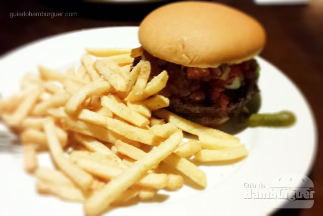 Hambúrguer servido com fritas - Tony Roma's