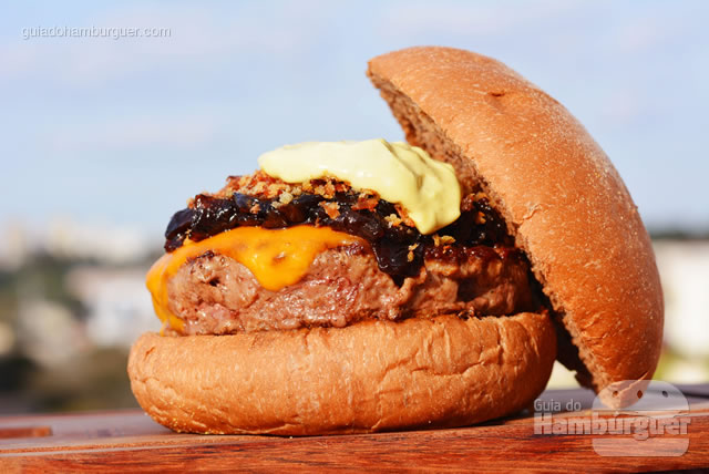 Nosso campeão de vendas: hambúrguer de fraldinha, queijo cheddar, cebola roxa refogada ao shoyu, farofa crocante de bacon, maionese de alho negro no pão australiano - Butantan Food Park