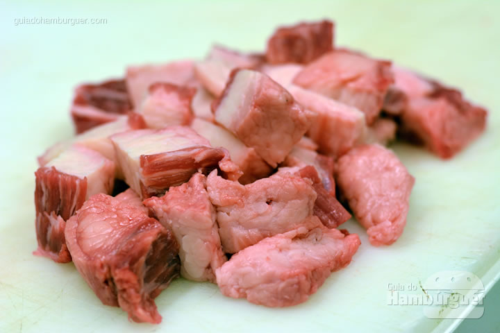 Gordura do peito cortada em cubos