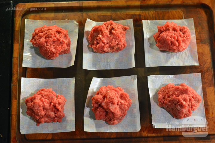 hambúrguer sobre o papel manteiga - Receita hamburguer perfeito caseiro e profissional
