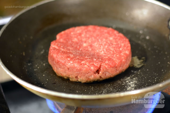 Observe a lateral do hambúrguer - Receita hamburguer perfeito caseiro e profissional