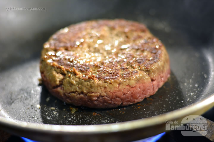 Coloque pimenta do reino  - Receita hamburguer perfeito caseiro e profissional