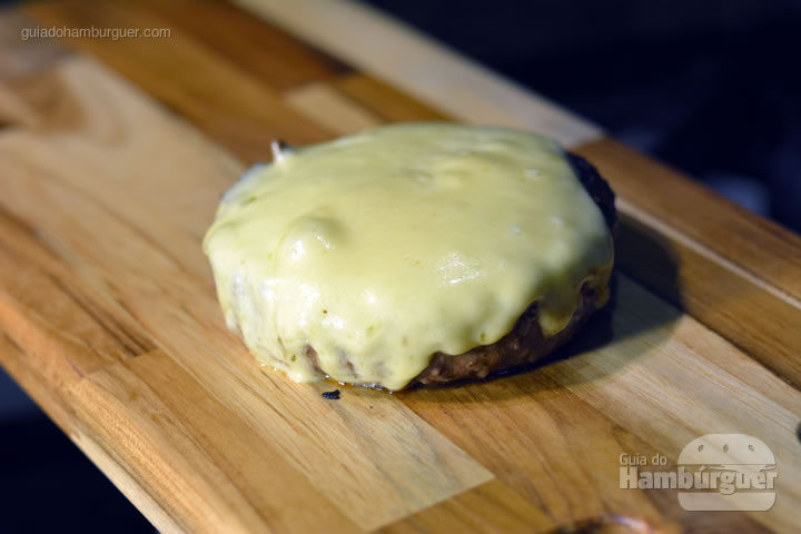 Hambúrguer pronto sobre a tábua - Receita hamburguer perfeito caseiro e profissional