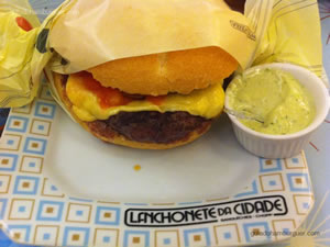 Bombom (hambúrguer de 220g grelhado, molho de tomates frescos, queijo da casa, bacon e maionese a parte) - Lanchonete da Cidade