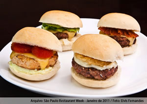 Sinfonia Matriz - menu degustação com 4 sucessos da Matriz em versões de 45g cada: 1 mini pic Matriz (hambúrguer de picanha, queijo prato, cebola, alface e molho rosé), 1 mini pic Iguatemi (hambúrguer de picanha, queijo prato, bacon e molho barbecue), 1 mini Granja Julieta (hambúrguer de frango, queijo prato, maionese e molho de tomates frescos), e 1 mini Cebolão (hambúrguer tradicional, creme de queijos e onion rings) - Matriz Hamburgueria