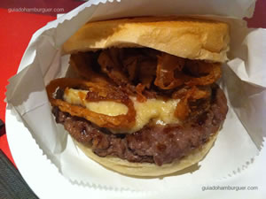 Cebolão: hambúrguer tradicional super de 180g, onion rings, creme de queijos no pão de hambúrguer e maionese à parte