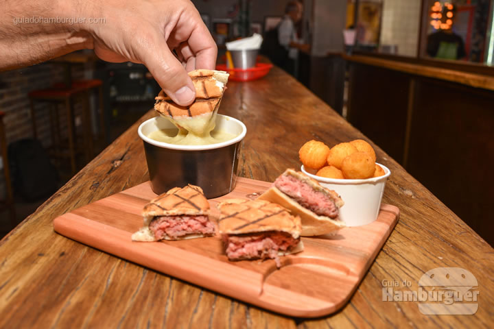 Mergulhe cada pedaço do hambúrguer no fondue de queijos - Stunt Burger