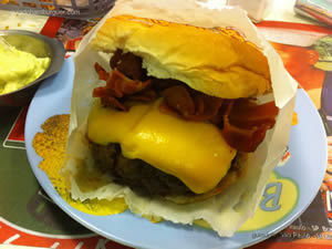 Cheese bacon (x-bacon) com queijo palmira e maionese à parte