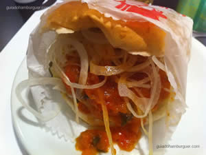 Cheese burger especial (hambúrguer, queijo, molho de tomate agridoce, cebola crua, pepino em conserva e maionese à parte
