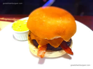 Gran Burger BBQ, hambúrguer de picanha servido com finas fatias de bacon, cheddar, picles, rodelas de cebola roxa e molho barbecue e servido no pão de hambúrguer tradicional - General Prime Burger
