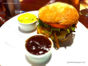 Chipotle (levemente picante), Receita exclusiva com Tabasco Chipotle. Burger de fraldinha, envolto em bacon crocante, sobre fatias de cebola na chapa com molho especial, cebola a dorê, alface picado, tomate fresco no pão ciabatta ou pão de hambúrguer tradicional - General Prime Burger