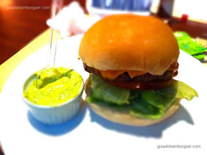 Prime Angus, Burger feito com picanha Angus, queijo prato ou cheddar, alface, tomate e panceta. Servido no pão de hambúrguer tradicional - General Prime Burger