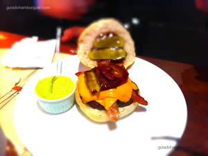 Gran Burger BBQ, hambúrguer de picanha servido com finas fatias de bacon, cheddar, picles, rodelas de cebola roxa e molho barbecue e servido no pão de hambúrguer tradicional - General Prime Burger