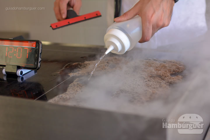 Com a chapa quente, colocamos água  - Chapa para hambúrguer vitrocerâmica Plana da Evo Pro