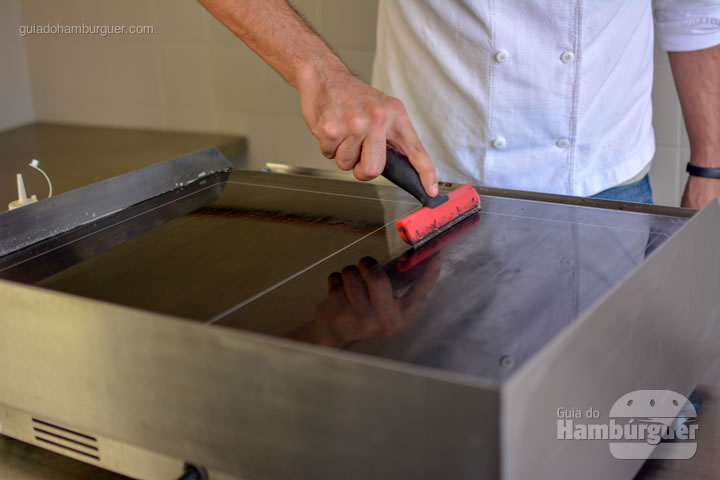 Terminando a limpeza com água - Chapa para hambúrguer vitrocerâmica Plana da Evo Pro