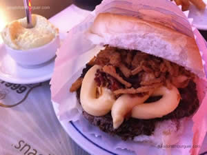 Cheese Onion Cream com hambúrguer de 110g, coberto com creme de queijos, bacon crocante e crispy onion