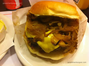 Cheese bacon (x-bacon), cebole frita e maionese à parte
