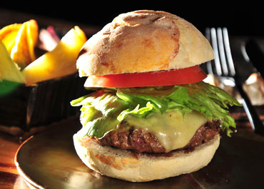Burger da Casa, com carne de 200g, levemente defumado no prato e servido com queijo Serra da Canastra derretido, relish de tomates assados, bacon e fritas rústicas por R$ 28,00 - Rothko Restaurante