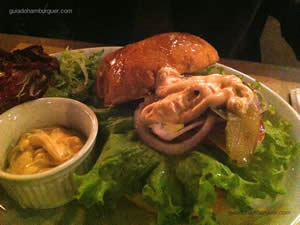 Classic com hambúrguer de 180g, cebola roxa, queijo mozzarela, alface, tomate e picles com 'market sauce' - Butcher's Market