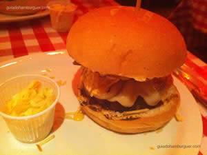 Pepper Crust (hambúrguer de 220g grelhado com crosta de pimenta do reino, queijo suíço, cebola grelhada, batata palha, picles e honey dijon mayo – maionese mostarda e mel) - St. Louis