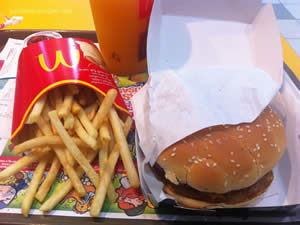 Mc Angus Bacon, batata frita média e suco de laranja - Mc Donald`s