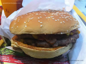 Mc Angus Bacon: 2 hambúrgueres de 100g de carne bovina de Angus, cheddar, temperos, cebola roxa, picles, bacon, mostarda e ketchup - Mc Donald`s