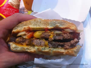 Mc Angus Bacon: 2 hambúrgueres de 100g de carne bovina de Angus, cheddar, temperos, cebola roxa, picles, bacon, mostarda e ketchup - Mc Donald`s