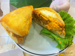 Hambúrguer do Filipe: Pão ciabatta, queijo cheddar sobre o pão, hambúrguer de picanha sobre o cheddar, queijo catupiry dobre a carne, e cebola levemente caramelizada e maionese do Osnir - Osnir 42 anos