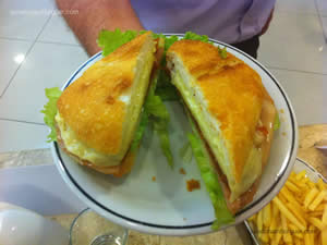 Bauru do Amauri: Pão ciabatta com finíssima camada de maionese, fatias de peito de peru, fatias de queijo provolone, tomate seco temperado e pouca alface americana picada - Osnir 42 anos